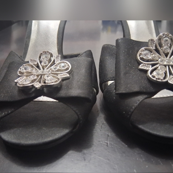 Starlet Silver and Black Embellished Sandals with Floral Design    Size 9.5W - Picture 4 of 12